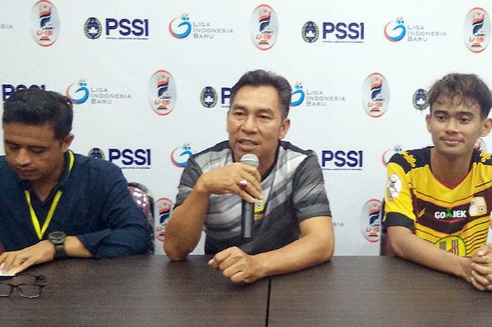 pelatih Barito Putera U-19, Andri Ramawi (tengah), memberi keterangan dalam konfrensi pers.