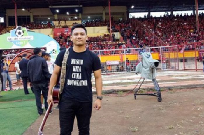 Domy Stupa penggiat cover lagu suporter sepak bola Indonesia.