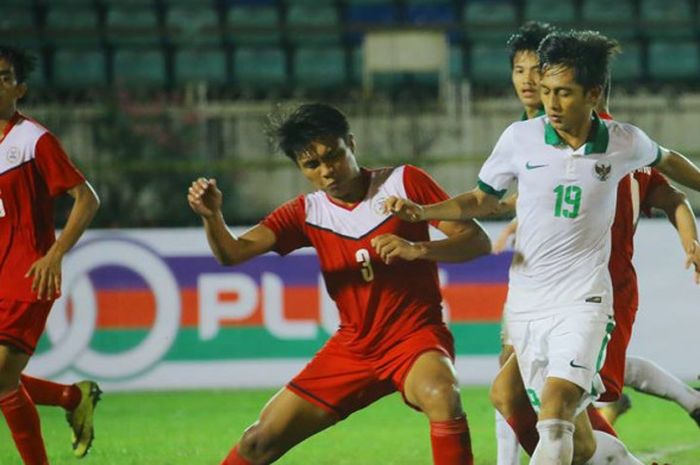 Pemain Timnas Indonesia U-19 berjibaku dengan pemain Filipina. 