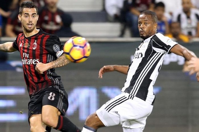 Aksi gelandang AC Milan, Fernandez Suso (kiri), berebut bola dengan gelandang Juventus, Patrice Evra, dalam laga Supercoppa TIM Doha 2016 di Stadion Jassim Bin Hamad, Doha, Qatar, pada 23 Desember 2016.