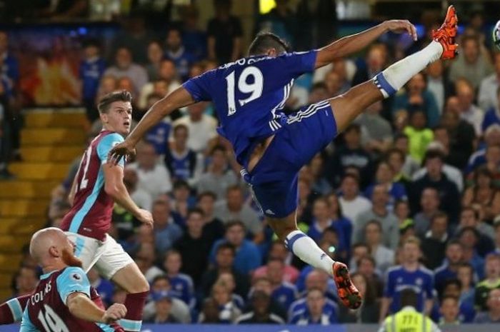 Penyerang Chelsea, Diego Costa (kanan), beraksi dalam pertandingan Premier League kontra West Ham United di Stamford Bridge, London, Inggris, 15 Agustus 2016.