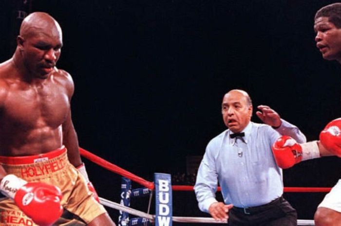 Pertarungan antara Evander Holyfiel (merah) dan Riddick Bowe (putih) yang berlangsung di Thomas & Mack Center, Las Vegas, (13/11/1992).