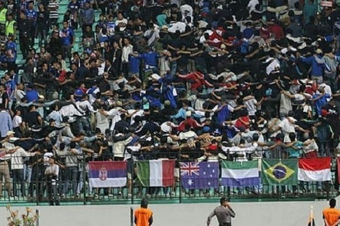 Bendera negara asal masing-masing pemain dan PSIS Semarang dipasang di tribun timur bagian selatan.