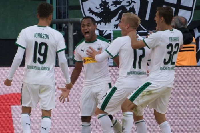 Para pemain Borussia Moenchengladbach merayakan gol mereka ke gawang Bayer Leverkusen dalam partai Liga Jerman di Borussia Park, Gladbach, 25 Agustus 2018.