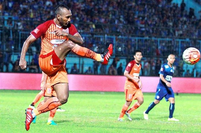 Aksi bek Pusamania Borneo FC, Leonard Tupamahu, saat melawan Arema Cronus di Stadion Kanjuruhan Malang, Jawa Timur, dalam laga pekan ke-16 Torabika Soccer Championship 2016, Sabtu (20/08/2016). 