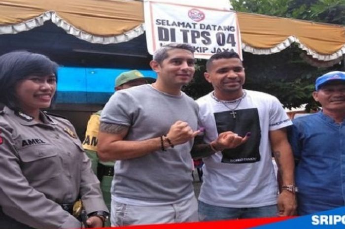 Dua penggawa Sriwijaya FC Alberto Goncalves dan Esteban Vizcarra saat menyalurkan hak pilihnya di TPS 04 Kelurahan Sekip Jaya, Kecamatan Kemuning Palembang, pada Pilkada Serentak 2018, Rabu (27/6/2018).