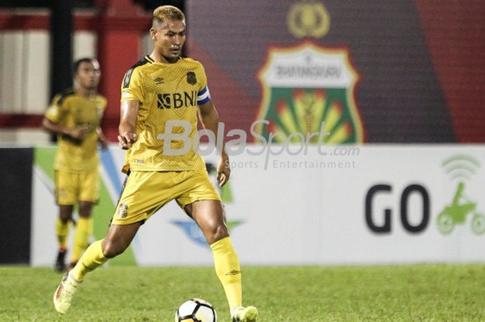 Pemain Bhayangkara FC, Jajang Mulyana saat melawan Mitra Kukar di Stadion PTIK, Jakarta, Kamis (17/5