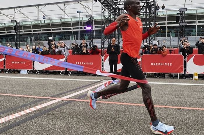 Pelari asal Kenya, Eliud Kipchoge, melintasi garis finish di Sirkuit Monza, Italia, setelah melahap jarak marathon dalam catatan waktu 2 jam 0 menit 25 detik pada Sabtu (6/5/2017).