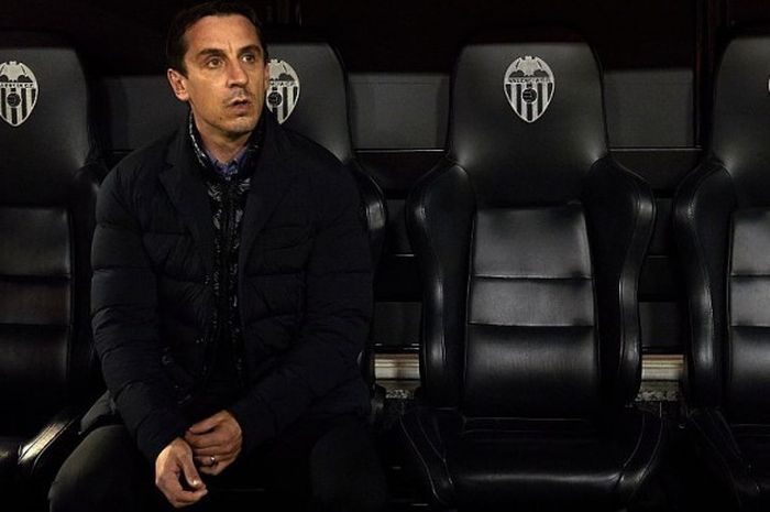 Pelatih valencia, Garry Neville, dalam laga kontra Barcelona pada Rabu (10/2/2016)