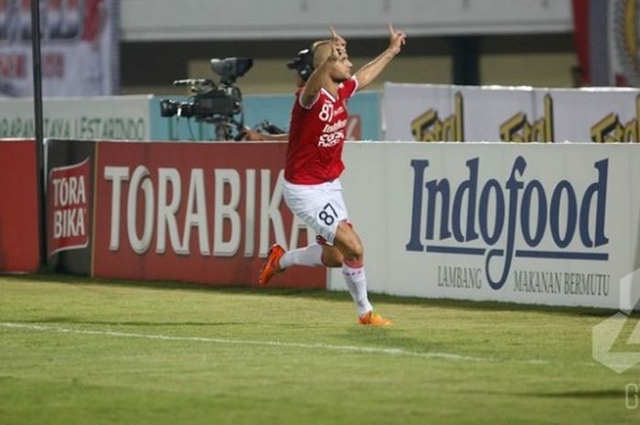 Bek Bali United, Kiko Insa merayakan gol yang dicetaknya ke gawang Persela Lamongan pada laga pekan keenam TSC di Stadion Kapten I Wayan Dipta, Gianyar, Sabtu (1/6/2016) malam. 