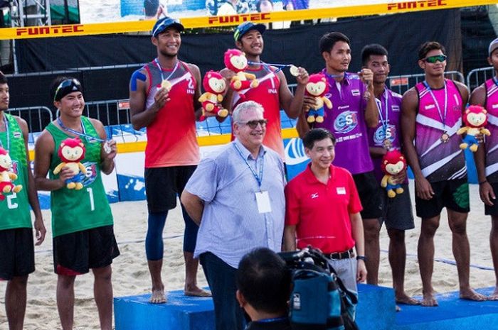 Timnas voli pantai putra Indonesia, Ade Candra Rachmawan/M Asfiya (jersey merah) berpose di podium setelah menjadi juara pada Kejuaraan Voli Pantai Asia Tenggara yang berlangsung di Pantai Palawan, Minggu (30/9/2017).