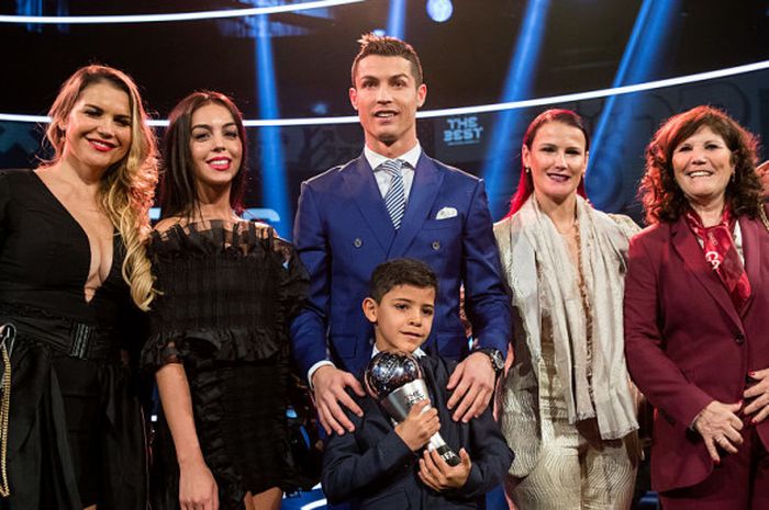 Cristiano Ronaldo ditemani Georgina Rodriguez dalam malam penobatan The Best Award di Zurich pada Januari 2016