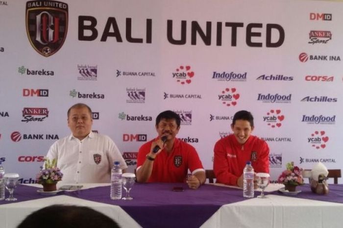 Irfan Bachdim (paling kanan) duduk bersama CEO Bali United, Yabes Tanuri (kiri), dan pelatih Indra Sjafri di Restoran Bebek Bengil, di Jalan Raya Kuta, di Tuban, Bali (12/1/2017).