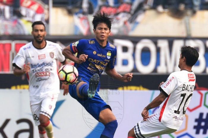 Pemain Persib, Ahmad Jufriyanto sedang berebut bola dengan penyerang Bali United, Irfan Bachdim (kanan) pada laga pekan ke-25 Liga 1 musim 2017 di Stadion SI Jalak Harupat, Kabupaten Bandung, 21 September 2017. 