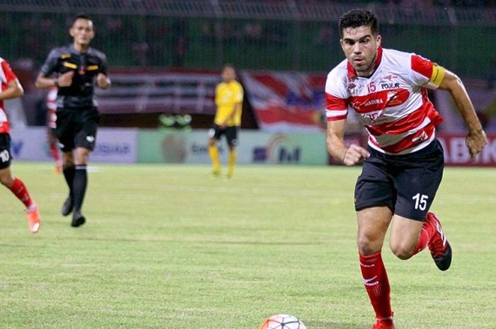 Aksi pemain Madura United, Fabiano, dalam laga perdana Grup E Piala Presiden 2017 melawan Semen Padang yang berakhir dengan skor 0-1 di Stadion Gelora Ratu Pamelingan Pamekasan, Jawa Timur, (08/02/2017).