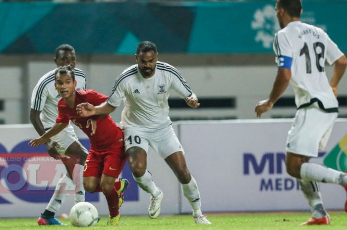 Pemain timnas Indonesia, Riko Simanjuntak, berusaha melepaskan diri dari penjagaan para pemain Mauritius pada laga persahabatan internasional di Stadion Wibawa Muklti, Selasa (11/9/2018).  
