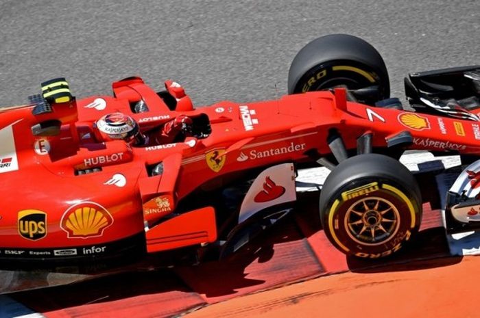 Pebalap Ferrari asal Finlandia, Kimi Raikkonen, memacu mobilnya pada sesi latihan pertama GP Rusia di Sochi Autodromo, Jumat (28/4/2017).