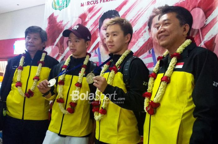 Pasangan ganda putra Indonesia, Marcus Fernaldi Gideon/Kevin Sanjaya Sukamuljo, berpose saat tiba di Bandara Soekarno-Hatta, Tangerang, Selasa (20/3/2018).