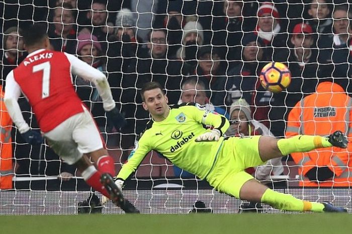 Striker Arsenal, Alexis Sanchez, menjebol gawang Burnley lewat titik penalti dalam laga di Emirates Stadium,  Minggu (22/1/2017)