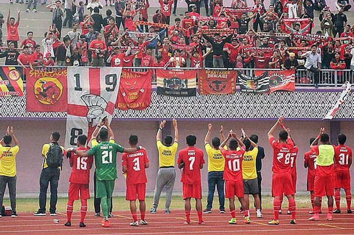 Pemain Semen Padang membalas sambutan pendukung mereka usai laga melawan Persitara Tangerang dalam laga lanjutan Liga 2 di Stadion Benteng Taruna, Tangerang, Rabu (5/9/2018).