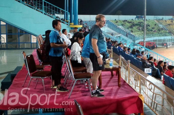 Robert Rene Albert memantau tim dari tribun dalam pertandinga antara Arema FC melawan PSM Makassar di Liga 1.
