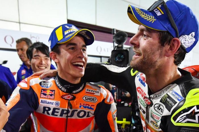 Pebalap LCR Honda, Cal Crutchlow (kanan), memberikan ucapan selamat bagi Marc Marquez yang menjadi runner-up seri pertama MotoGP Qatar di Sirkuit Losail, Qatar (18/3/2018).