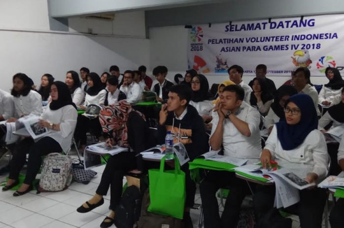 Para volunteer Asian Para Games 2018 menjalani pelatihan di Universitas Nasional, Jakarta, Senin (17/9/2018).