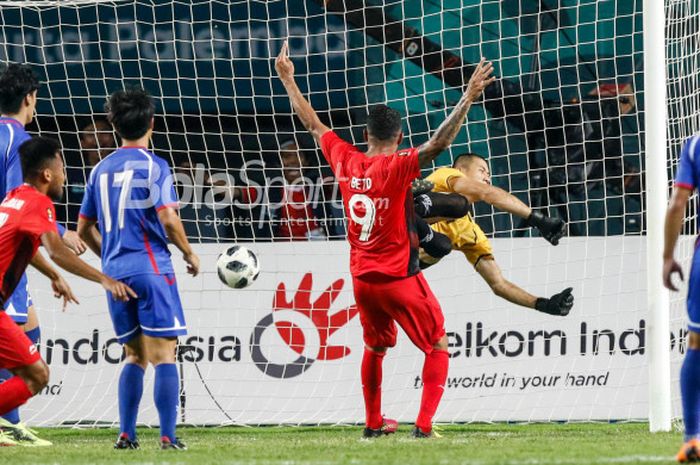  Ekspresi penyerang tim nasional U-23 Indonesia, Alberto Goncalves, saat merayakan gol dalam pertandingan Grup A cabang sepak bola Asian Games 2018 melawan Taiwan di Stadion Patriot, Minggu (12/8/2018).  