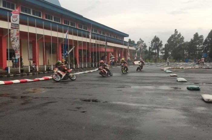  Aksi para pebalap pada salah satu kelas yang dipertandingan di Honda Dream Cup 2016 seri ke-7 atau terakhir di sirkuit non-permanen GOR Satria, Purwokerto, Jawa Tengah, Minggu (27/11/2016).