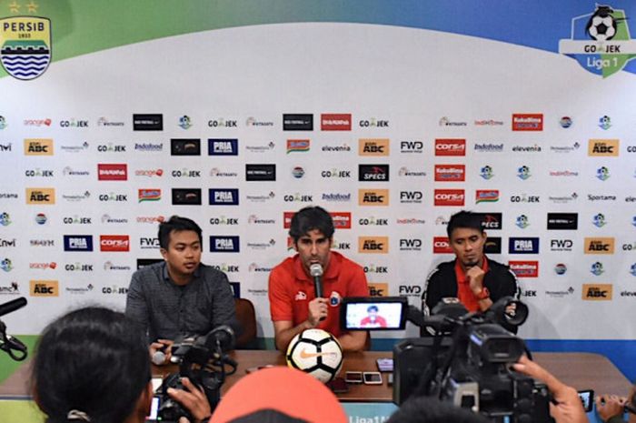 Pelatih Persija Jakarta, Stefano Cugurra, bersama Maman Abdurrahman, saat sesi jumpa pers di Bandung, Sabtu (22/9/2018)