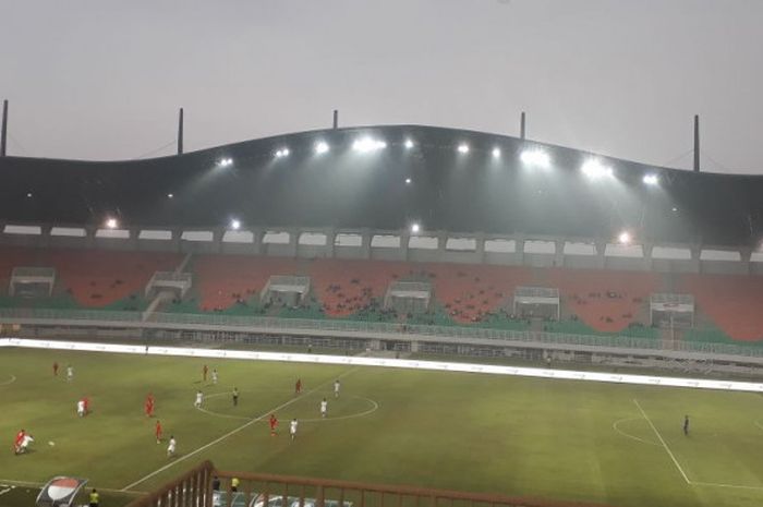 Suasana pertandingan antara Timnas U-23 Bahrain kontra Timnas U-23 Korea Utara pada ajang PSSI Anniversary Cup 2018 di Stadion Pakansari, Kamis (3/5/2018).