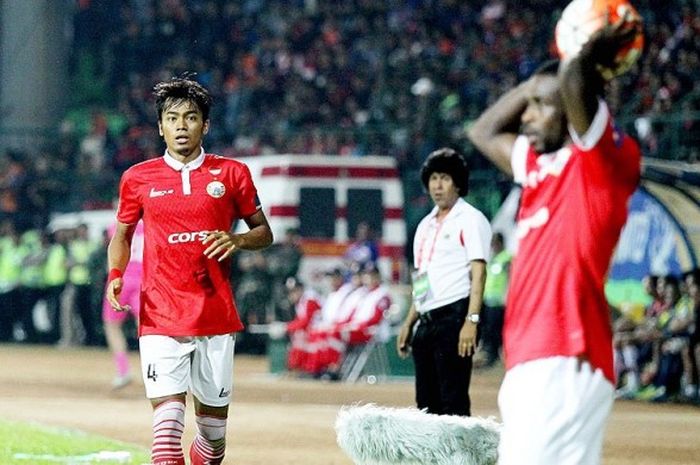 Bek Persija Jakarta, Andik Rendika Rama (4), saat tampil melawan Arema cronus yang berakhir dengan skor 1-4 dalam laga pekan ke-24 Torabika Soccer Championship 2016, di Stadion Gajayana Malang, Jawa Timur (18/10/2016).