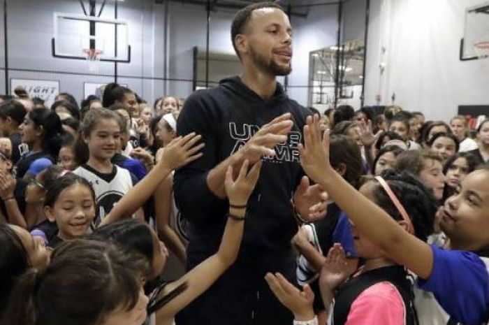Bintang NBA dari Amerika Serikat, Stephen Curry, memberikan pelatihan kepada 200 siswi di sekolah Amanda Kerner yang terletak di Walnut Creak, California. 