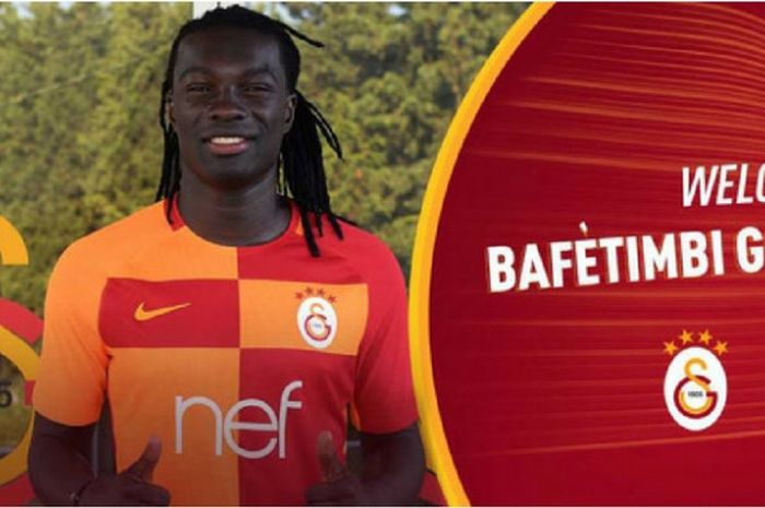 Striker Galatasaray, Bafetimbi Gomis, saat diperkenalkan pada awal musim 2017-2018.