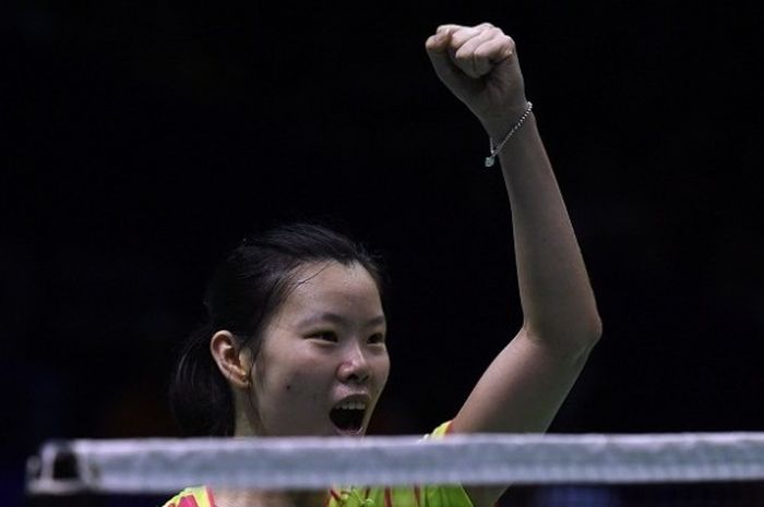 Pebulu tangkis tunggal putri China, Li Xuerui, mengepalkan tangan setelah meraih poin pada partai pertama atas Sung Ji-hyun di final Piala Uber yang berlangsung di Kunshan Sport Center, Sabtu (21/5/2016).