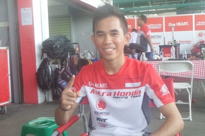 Pebalap Astra Honda Racing Team, Gerry Salim, berpose seusai menjalani latihan di Sirkuit Sentul, Kabupaten Bogor, Jumat (19/5/2017).