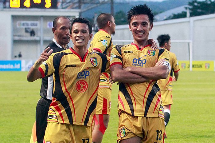Pemain Mitra Kukar, Bayu Pradana melakukan selebrasi bersama rekan setimnya, Rifan Nahumarury seusai