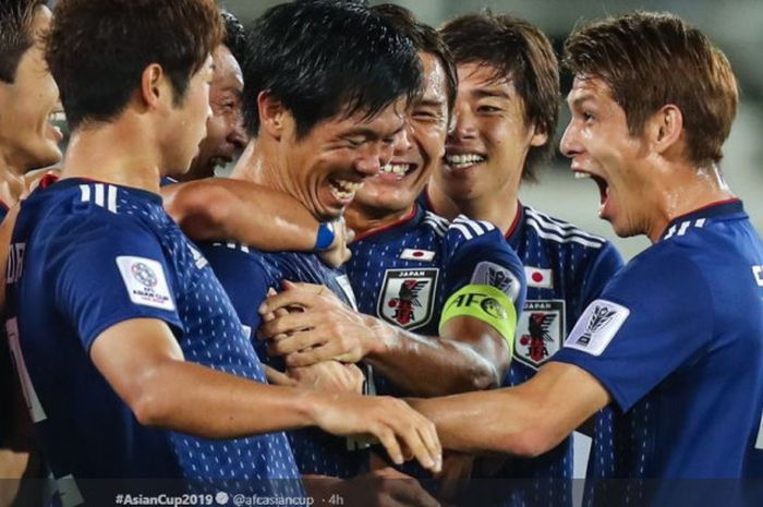 Pemain timnas Jepang bersuka cita usai timnya menang atas Uzbekistan dengan skor 2-1 pada Kamis (17/1/2019) di Stadion Khalifah bin Zayed, Al Ain, Uni Emirat Arab.