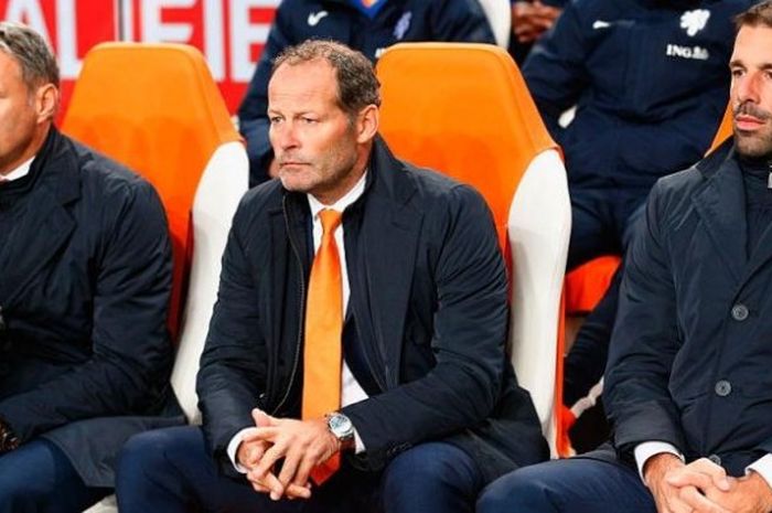 Danny Blind (tengah) bersama asisten manajer Marco van Basten (kanan) dan Ruud van Nistelrooy saat kualifikasi Grup A Piala Eropa 2016, pada laga Belanda kontra Republik Ceska di Amsterdam Arena pada 13 Oktober 2015