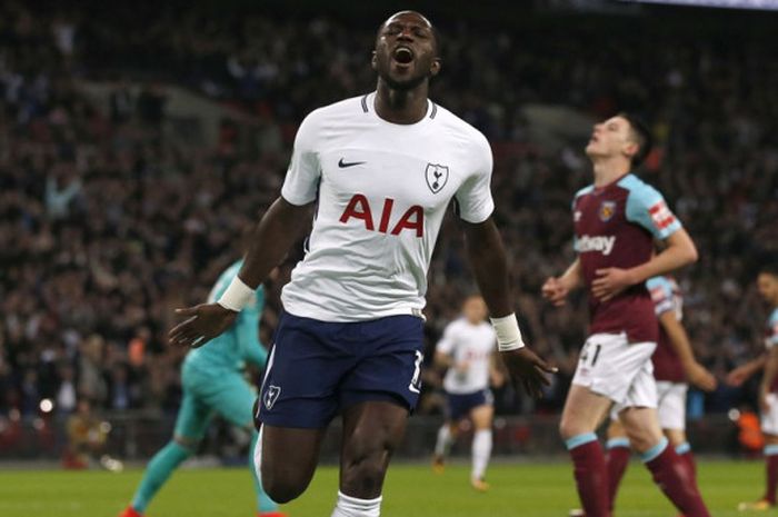 Gelandang Tottenham Hotspur, Moussa Sissoko, merayakan gol yang dia cetak ke gawang West Ham United 