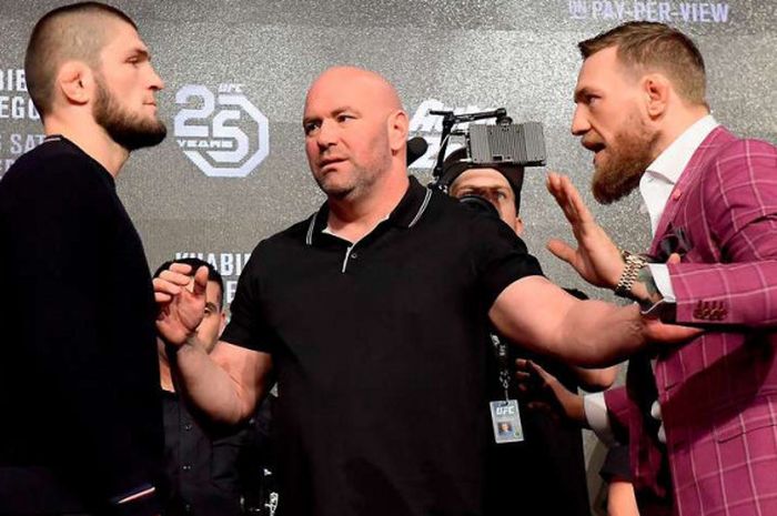  Khabib Nurmagomedov dan Conor McGregor saat konferensi pers jelang UFC229. 