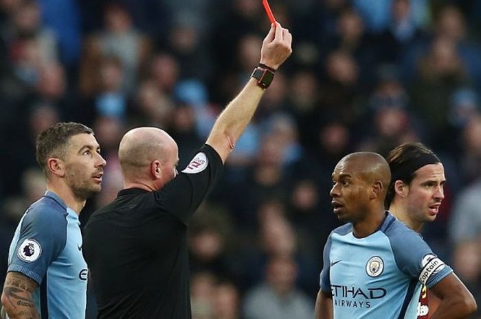 Fernandinho diganjar kartu merah setelah melakukan pelanggaran keras terhadap Johann Gudmundsson di pertandingan Manchester City melawan Burnley, Senin (2/1/2017).