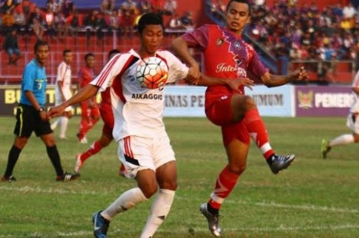 Gelandang Persik, Wimba Sutan Fenosa (kanan) mencoba merebut bola dari pemain Sidoarjo United di Stadion Brawijaya, Kota Kediri, Sabtu (23/7/2016).