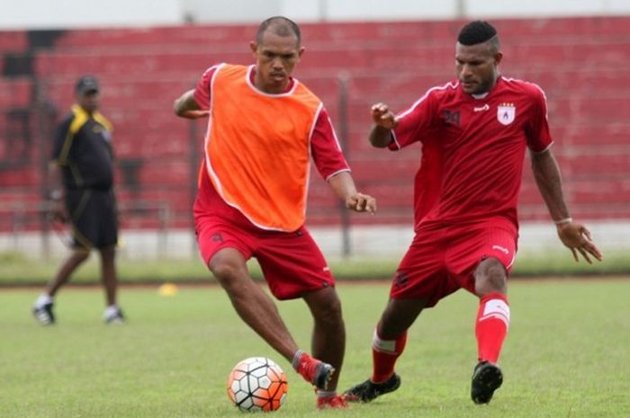 Pemain Persipura Jayapura melakukan latihan jelang pembukan Piala Presiden 2017 menghadapi PSS Sleman di Stadion Sultan Agung, Bantul, pada Rabu (1/2/2017).