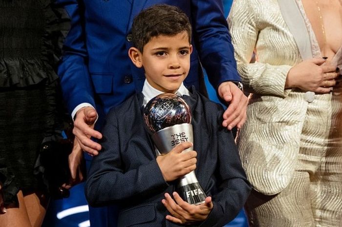 Anak Cristiano Ronaldo, Cristiano JR, dalam malam penganugerahan Pesepak Bola Terbaik Dunia 2016 di Zurich, Senin (9/1/2017)