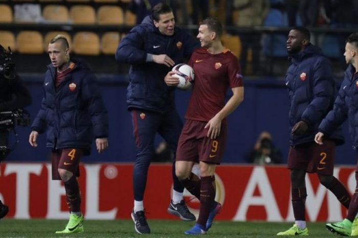 Striker AS Roma, Edin Dzeko, merayakan kemenangan atas Villarreal di laga 32 besar leg pertama Liga Europa di Stadion El Ceramica, Vila-real, pada 16 Februari 2017.