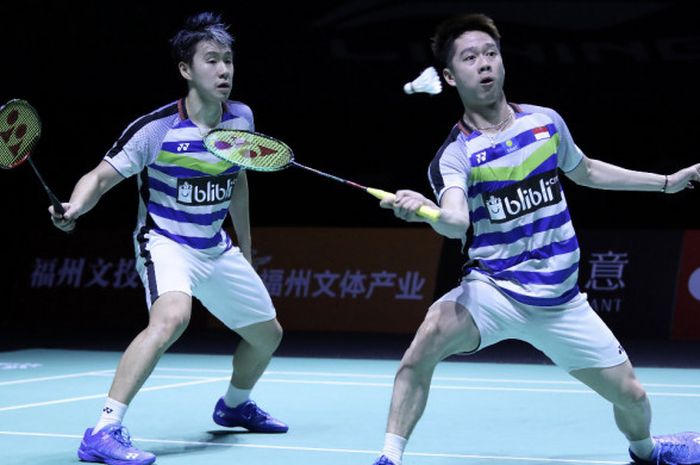 Pasangan ganda putra Indonesia, Marcus Fernaldi Gideon/Kevin Sanjaya Sukamuljo, saat menjalani laga melawan Liu Cheng/Zhang Nan (China) pada babak semifinal turnamen Fuzhou China Open 2018 di Haixia Olympic Sports Center, Sabtu (10/11/2018).