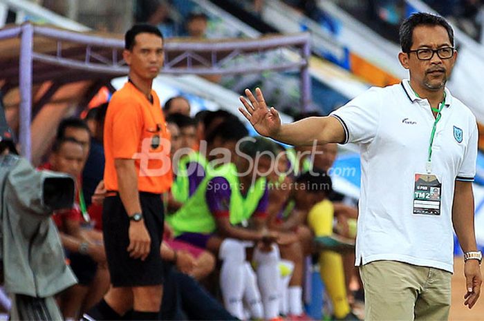 Pelatih Persela Lamongan, Aji Santoso, memberi instruksi kepada pemainnya saat melawan Persik Kediri