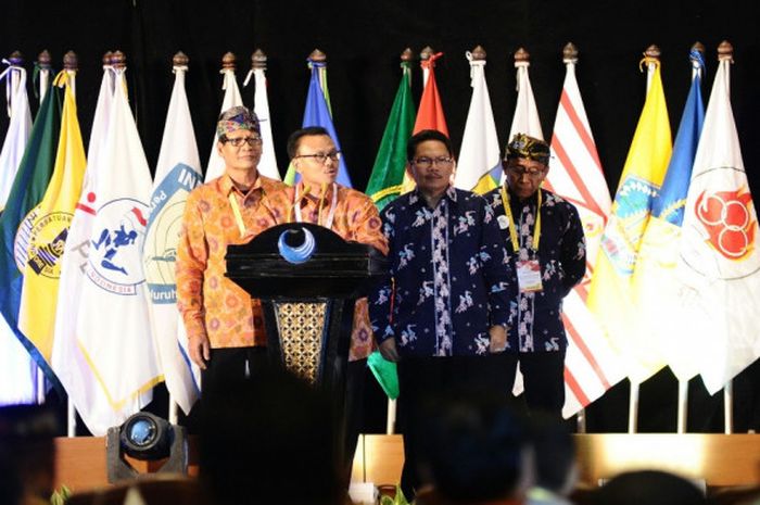 Pengurus KONI Bali dan NTB saat memaparkan persiapan daerahnya untuk menjadi tuan rumah bersama PON 2024 saat pelaksanaan pencalonan diri di Gedung Bidakara Jakarta, Selasa (24/4/2018).