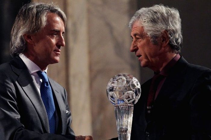 Roberto Mancini (kiri) mendapatkan anugerah yang dipersembahkan oleh legenda Italia, Gianni Rivera, dalam acara FIGC Hall of Fame Award di Florence, 22 Februari 2016.